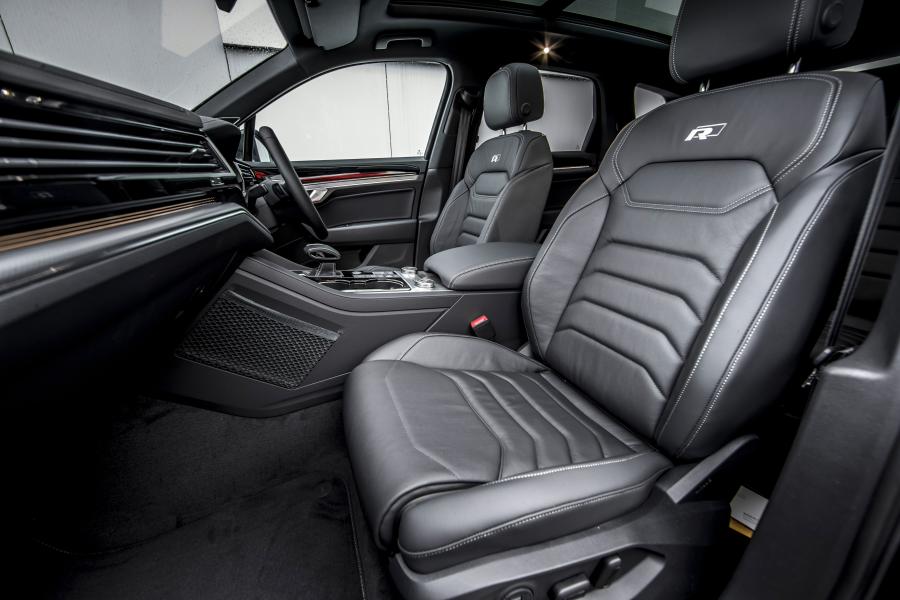 Интерьер Volkswagen Touareg R-Line Black Edition 2019 года  (UK) (фото 6 из 24)